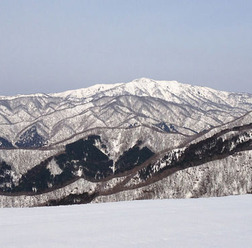 スノーボードのオンラインウェブマガジン「SNOWSTEEZ」は、4月以降も滑走可能なスキー場の情報の配信を開始した。