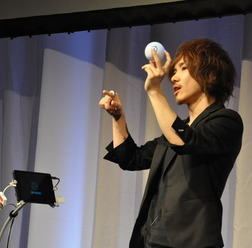 ログバーの吉田卓郎社長は、ウェアラブルテック14に登壇し、同社が手がける「Ring」のデモを行った。