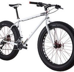 チャージバイクからクッカーXX1マキシが発売された。4インチという極めて幅の広いタイヤを装備したMTB。18万円（税抜き）。取り扱いはライトウェイプロダクツジャパン。