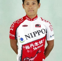 　8月5日にスペインで開幕した5日間のステージレース、ブエルタ・チクリスタ・ア・レオンで、NIPPO・梅丹の清水都貴（25）が第1ステージを制し、総合1位に立った。スペイン・カスティーレオン地方で開催される同大会はUCIクラス2の大会。
　スペインの西方を走る大規模