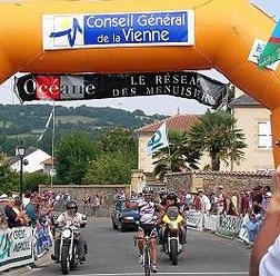 　8月1日にフランスで開催されたGPアベイユリムザン（距離120km）でブリヂストン・アンカーの飯島誠（36）が後続に1分30秒以上の大差をつけて優勝した。