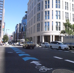 大阪市中央区・本町通りに設置された自転車レーン