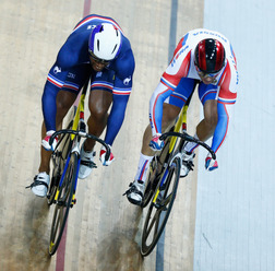 2015年UCIトラック世界選手権、男子スプリントはグレゴリー・ボジェ（フランス、左）が優勝