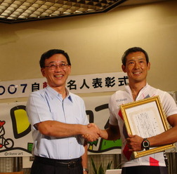 NPO法人自転車活用推進研究会により選考されてきた「自転車名人」の二代目名人に俳優の鶴見辰吾さんが選ばれた。