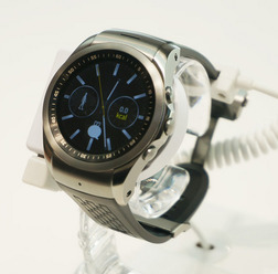 プラットフォームにwebOSを搭載する「LG Watch Urbane LTE」