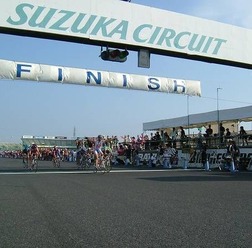 　参加者1万人を超える国内最大のロードレースイベント、シマノ鈴鹿ロードレース大会が8月25日と26日、三重県鈴鹿市の鈴鹿サーキットで行われた。
　25日のチームタイムトライアルでは昨年度の優勝タイムを大きく上回り、チーム ブリヂストン・アンカーが優勝。「ベテラ