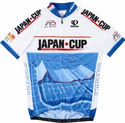 　毎年10月に開催されるジャパンカップサイクルロードレースは、秋の宇都宮を舞台に世界のトップ選手が集い、競う日本最高峰のレース。パールイズミは今年もこのレースのオリジナルウエアを制作販売する。今年のデザインは、高低差の大きい宇都宮のコースをイメージに、