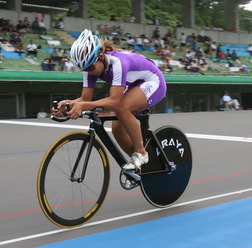 　2007年　文部科学大臣杯　第63回全日本大学対抗選手権自転車競技大会が8月30日に静岡県伊豆市大野・日本サイクルスポーツセンターで開幕した。エントリー大学は41校、参加学生数は309名（男子：282名、女子：27名）で、各大学の名誉をかけて日本の大学の頂点を目指す