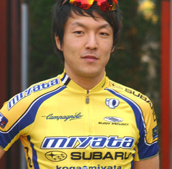 　9月2日に三重県熊野市で開催された経済産業大臣旗・第41回全日本実業団サイクルロードレースで2位に食い込んだチームミヤタの中村誠（24）がJツアーランキングの首位に立った。リーダージャージの「ルビーレッドジャージ」を獲得した。