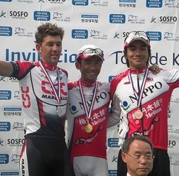 　9月1日に韓国のソウルで開幕した9日間のステージレース、ツール・ド・コリアは8日に第8ステージを行い、NIPPO・梅丹の福島晋一（35）が独走で初優勝。8日間を終えての総合成績でも2位に5秒差をつけて首位に立った。大会は残り1ステージ。