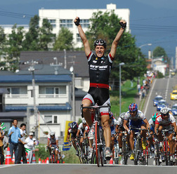 　5日間の日程で開催される自転車ロードレース、ツール・ド・北海道は9月13日、小樽市から岩内町までの105kmで第1ステージが行われ、ドイツの地域選抜チームの一員として参加しているヘンリ・ベルネル（28）がロングスプリントで優勝。総合成績でも首位に立った。