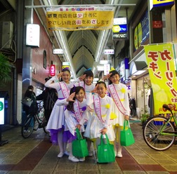 美少女揃いの堺東自転車マナーアップガールズが毎月8日の堺東商店街のキャンペーンに参加