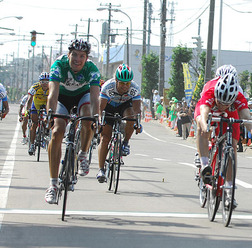 　自転車ロードレースのツール・ド・北海道は9月14日、共和町から今金町までの174kmで第3ステージが行われ、オーストラリアのミッチェル・ドッカー（20）がゴールスプリントを制して勝利。各ステージの所要時間の合計で争う総合成績でも首位に立ち、緑色のリーダージャ