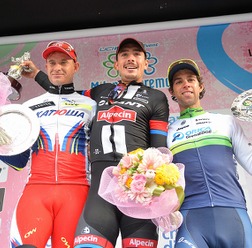2015年ミラノ～サンレモの表彰台、2位アレクサンドル・クリストフ、優勝ジョン・デゲンコルブ、3位マイケル・マシューズ（左から）