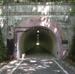 片上から和気に向かう途中にある峠清水トンネル（片鉄ロマン街道）