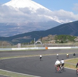 富士スピードウェイで自転車走行会「2015 FUJI FREE RIDE＋」開催