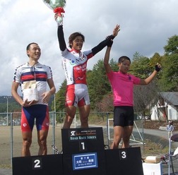 　日本学生自転車競技連盟が主催する2007年度ロードレースシリーズ第7戦「大町美麻ロードレースラウンド」が10月20日に長野県大町市美麻で開催され、国際登録する日本のトップチーム、NIPPO・梅丹が参戦。同チームの宮澤崇史（29）が学生選手を制して優勝した。
