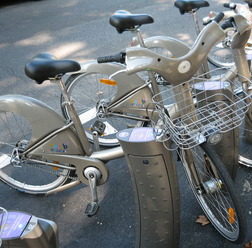 　フランスの首都パリでは、07年7月15日にスタートしたレンタル自転車システム「Velib'＝ベリブ」が大ヒット。利用料を抑え、好きなときに好きな場所で借りることができるのが魅力。交通渋滞、排気ガスや騒音問題の緩和、地球温暖化の抑制のためにパリ市が取り組む本気