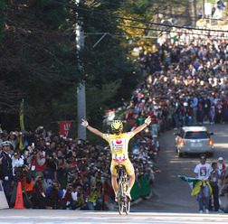 　10月28日に栃木県宇都宮市の宇都宮市森林公園周回コースで2007ジャパンカップ（UCIアジアツアークラス1）が開催され、マヌエーレ・モーリ（27＝イタリア、サウニエルドゥバル）が初優勝を飾った。