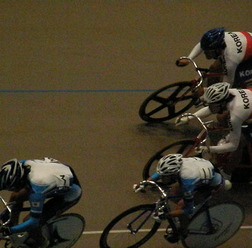 　日韓対抗学生自転車競技大会が10月31日に韓国・光明市の光明スーパードームで開催され、日本が76対74で韓国を制して優勝した。親善大会時代から通算して13回目の開催となるこの対抗戦は次回、2008年に日本での開催が予定されている。