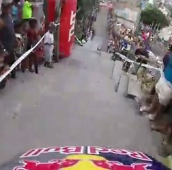 フィリップ・ポルクのダウンヒル動画、細い路地裏を駆け抜ける！