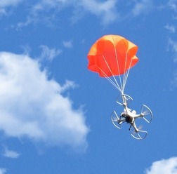 ドローンの落下をパラシュートでサポート「SmartChutes」