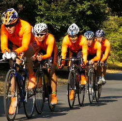 　第2回東京六大学対抗自転車競技チームロードレース大会が東京都立川市の国営昭和記念公園で12月8日に開催され、法政大学が優勝。近年の部員増でロード選手の層が厚くなった東京大学が2位に入った。