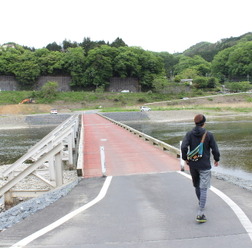 下小川駅から熊野山へ向かう途中にある平山橋。橋から眺める奥久慈の風景がたまらない。