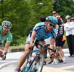 　マレーシアで開催されている7日間のステージレース、ジェラジャ・マレーシアは1月10日、距離178.8kmの第4ステージを行い、小野寺健（21）が所属しているトレック・マルコポーロチームのリー・フユ（29＝中国）が首位から陥落した。
　以下は小野寺からの携帯メールレ