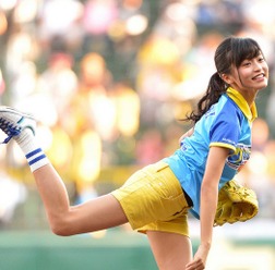 小島瑠璃子、ノーバン投球で大喜び！甲子園球場でファーストピッチセレモニー