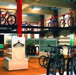 　国内8店舗目となるトレックコンセプトストア「ストラーダバイシクルズ奈良店」が2月29 日に奈良市内にオープンする。数多くのブランドを扱うショップが多い中で、アメリカ最大のスポーツバイクメーカーであるトレックブランドに絞りこみ、専門性を高めたセレクトショ