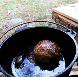 ハンバーグをダッチオーブンで作る動画