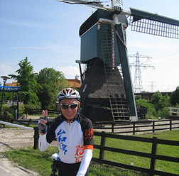 2010年、キングはオランダで500kmを走破し、この国の名高いサイクリング熱やインフラを体験