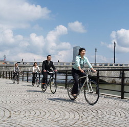 　新潟市の自転車を活用したまちづくり推進協議会が市内の中心街で新しいレンタルサイクルシステム「スマートクルーズ」の運営を4月1日に開始する。新たに用意される自転車は本格的なサイクリング仕様で、価格はすべて10万円以上。通称「1000ドルバイク」といわれるスポ