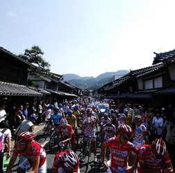 　国内最大のステージレース「ツアー・オブ・ジャパン」を主催する朝日新聞社、日刊スポーツ新聞社などからなる大会広報チームが提供する「ツアー・オブ・ジャパン広報ニュース」サイトが公開されました。同ニュースは広報チームが独自取材して制作する現地レポートです