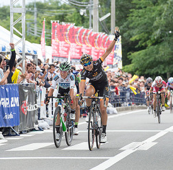 女子エリートで2連覇を果たした萩原麻由子。左が2位の與那嶺恵理