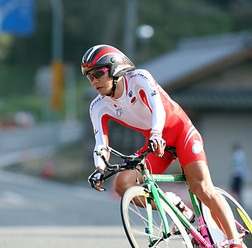 　第28回アジア自転車競技選手権大会・第15回アジア自転車競技選手権大会は4月15日、奈良県北東部の布目ダム周回コースでロード種目の初日を迎え、新城幸也（23＝梅丹本舗・GDR）がエリート男子タイムトライアルで3位に入った。