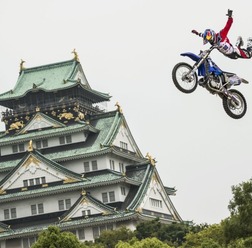 大阪城を背に飛び上がるトーマス・パジェス（2013 年大阪大会より）