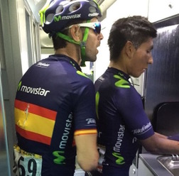 2015年ツール・ド・フランス第6ステージ、チームバスの中で傷を治療するナイロ・キンタナとアレハンドロ・バルベルデ（モビスター）