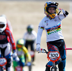 UCI BMXスーパークロス・ワールドカップ第2戦オランダ・パペンダル大会女子決勝、マリアナ・パホンが優勝（2015年5月10日）