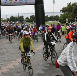 　東京を走る本格的な自転車ロングライド大会の「TOKYOセンチュリーライド2008 in荒川」が5月10日に葛西臨海公園から志木秋ヶ瀬さくら草公園までの往復80kmで行われ、あいにくの雨にもかかわらず1,923人のサイクリストが参加した。