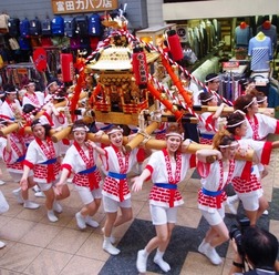 大阪で「ギャルみこし」…35周年記念は女性たちのパワーがさく裂