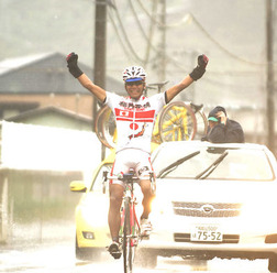 　第10回ツール・ド・熊野は5月10日、山岳コース119.6kmで第2ステージが行われ、途中の峠から抜け出した5選手の中から新城幸也（23＝梅丹本舗・GDR）が独走して区間優勝。