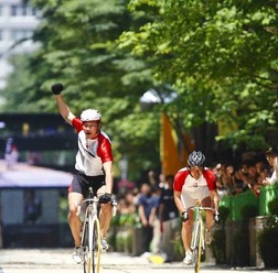 　第1回自転車スプリントGP「トリックスター」in丸の内が5月18日、東京・丸の内で行われ、北京五輪の自転車競技代表選手である長塚智広（29）が初代王者に輝いた。