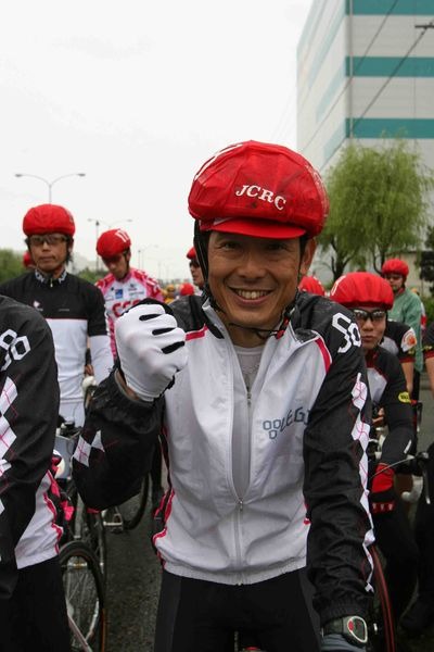 　ツアー・オブ・ジャパン東京ステージ市民レースが5月25日に東京の大井埠頭で開催され、俳優で二代目自転車名人を襲名する鶴見辰吾（43）と、シャ乱Qのドラムを担当するまこと（39）が出場した。同大会は8クラス、421人が参加。あいにくの雨にもかかわらず、各カテゴリ