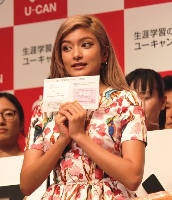 合格通知を手にしているローラ