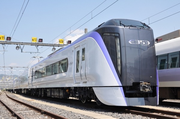 JR東日本が中央線の特急用として開発した新型電車E353系。デザインはE6系新幹線などと同様、奥山清行氏率いる「KEN OKUYAMA DESIGN」が手掛けた