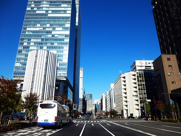 東京駅に近い鍛冶橋交差点付近。この交差点付近に京葉線地下ホームへと続く階段がある