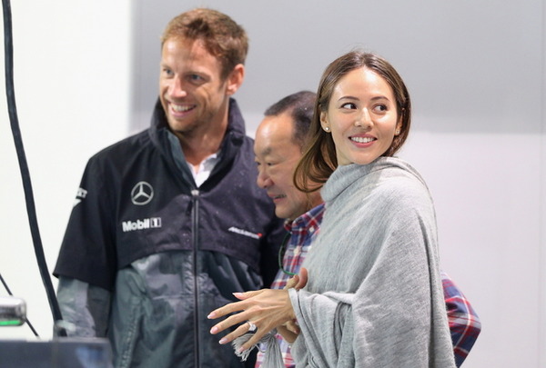 2014年F1日本GP、ピット内を訪問するジェシカさんの薬指には婚約指輪が