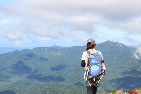 日光男体山頂上からの眺めとK嬢の後ろ姿。この景色を拝むには、それなりの体力と技術が必要だ。